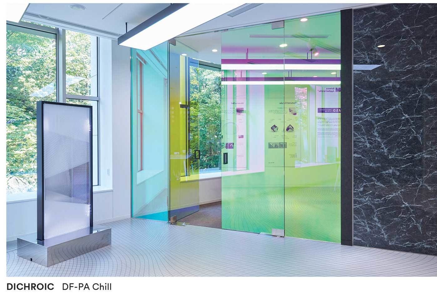 วัสดุตกแต่งกระจก DICHROIC ของ 3M™ เป็นวิธีการที่โดดเด่น ในการเปลี่ยนแปลงสีสันกับพื้นผิวกระจกหลายชนิดภายในอาคาร